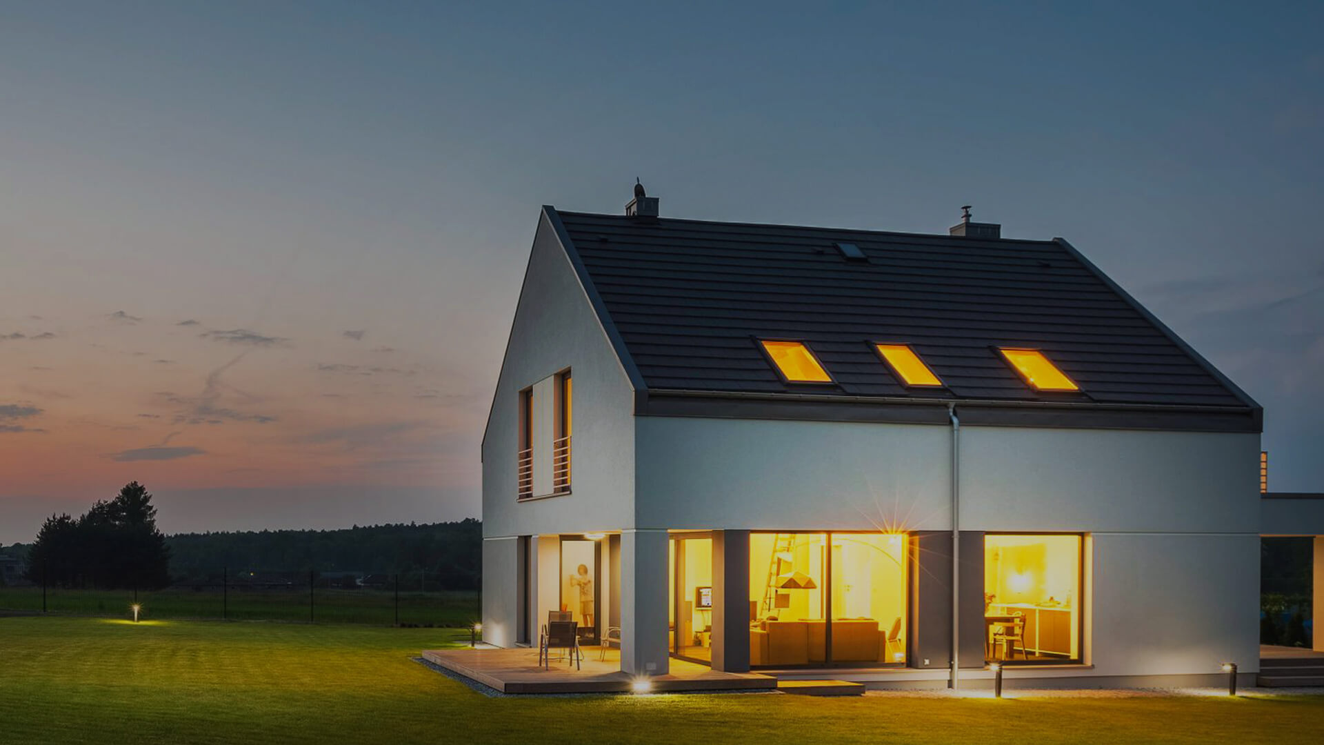 maison avec toiture traditionnelle sur coucher de soleil