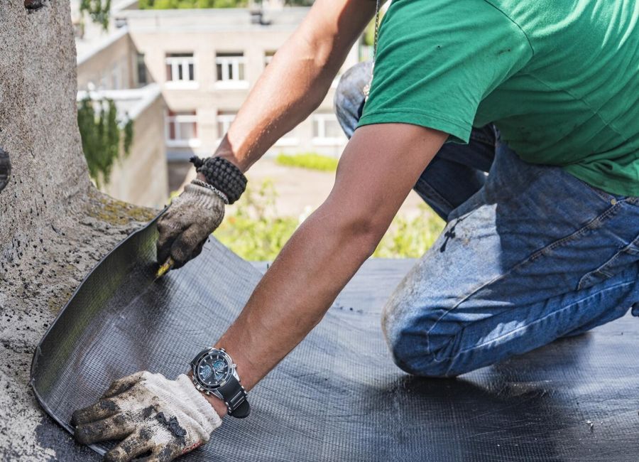 couvreur installant une membrane epdm