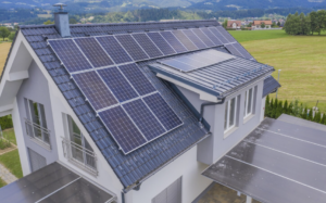 maison avec panneaux solaires sur toit